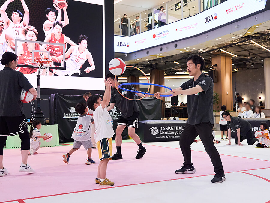 ボールで遊ぶ子供達